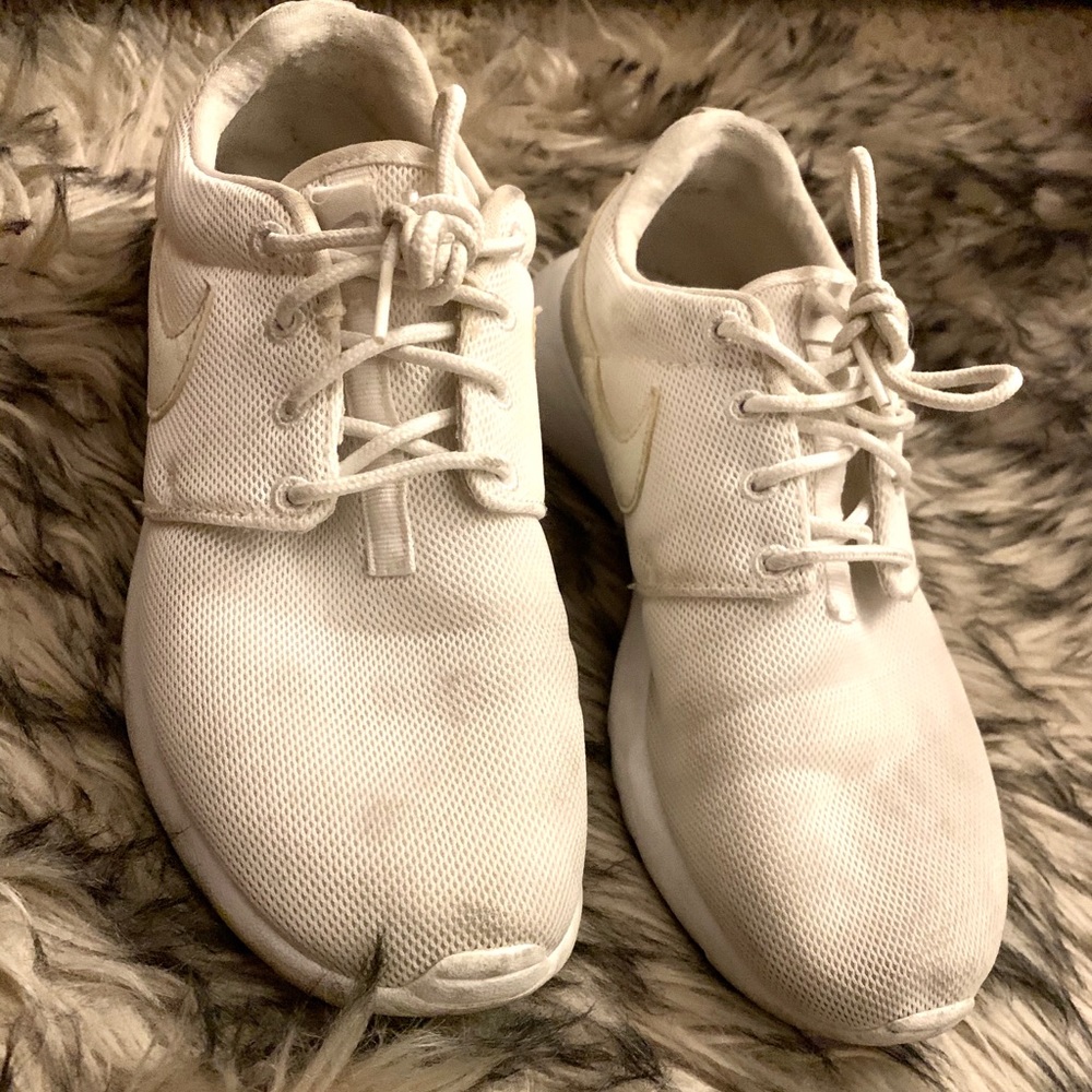 White nike Roshe
